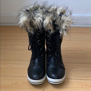 “Polar” lined snow boots. Black/White, Size 7